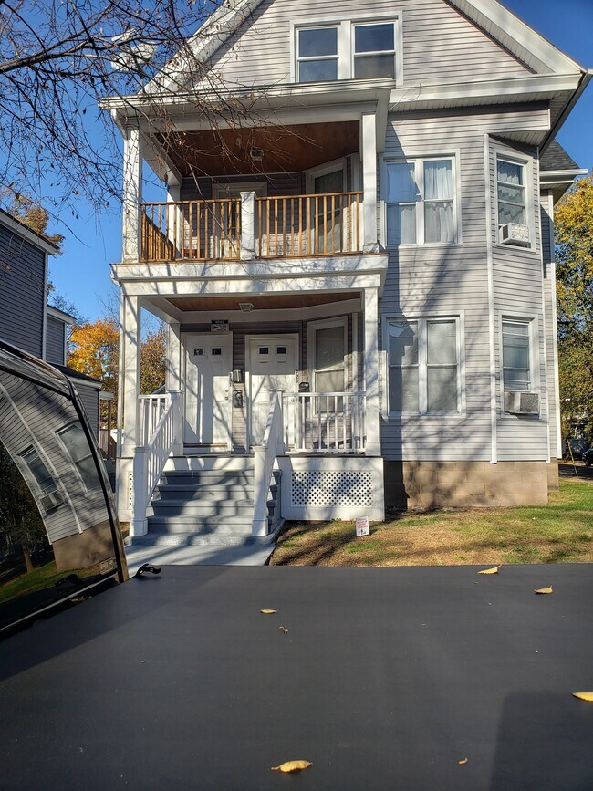 Building Photo - 931 Elm St