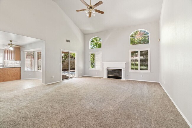 Building Photo - Spacious home in Northeast Fresno location...