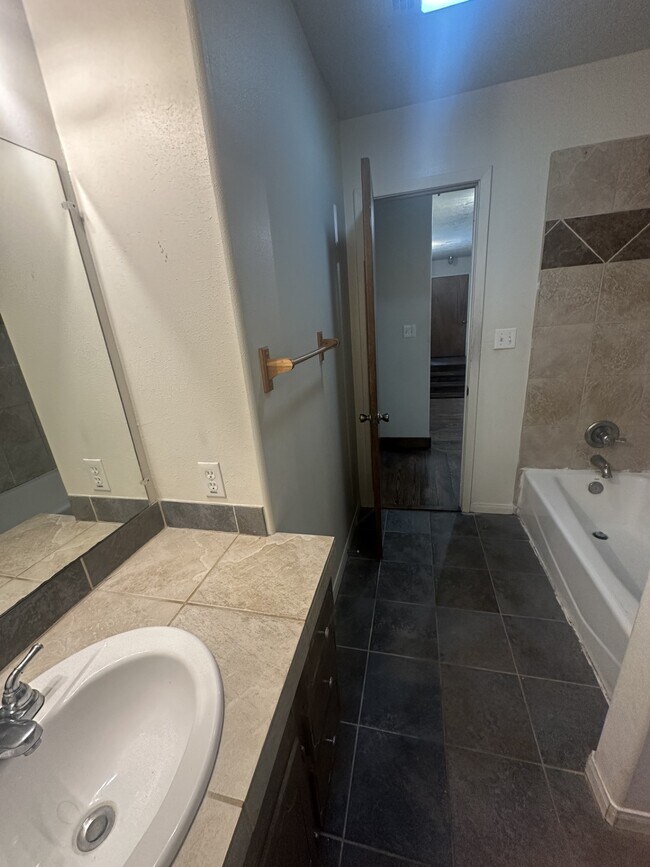 Foto del edificio - 1214 E Alamo St