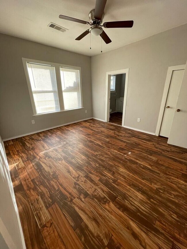 Building Photo - Comfortable Home on Silsbee