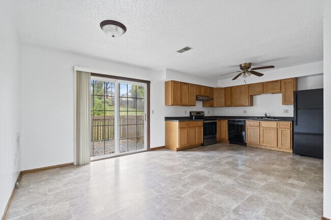 Building Photo - 2 Bedroom | 1 Bathroom Apartment in Cedar ...