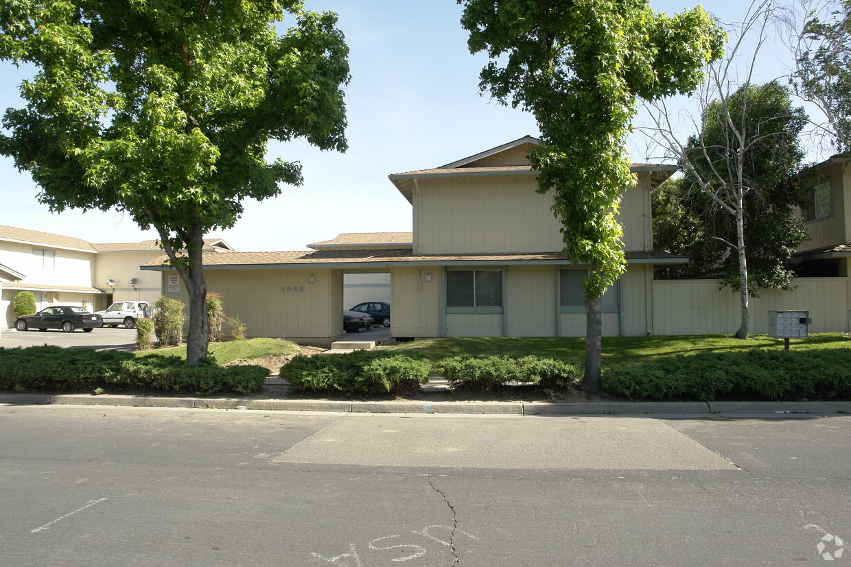 Building Photo - 1923 Shadow Brook Dr