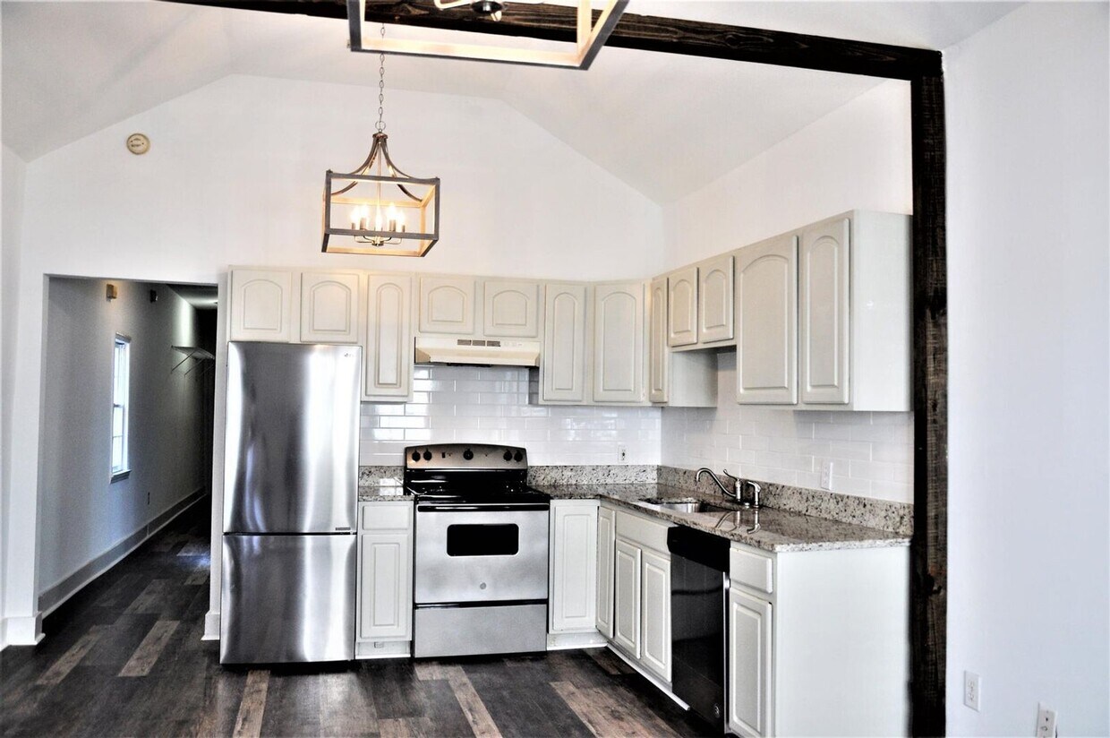 Foto del edificio - Awesome Three Bedroom One Bath Home - Downtown Charleston - Excellent Location!