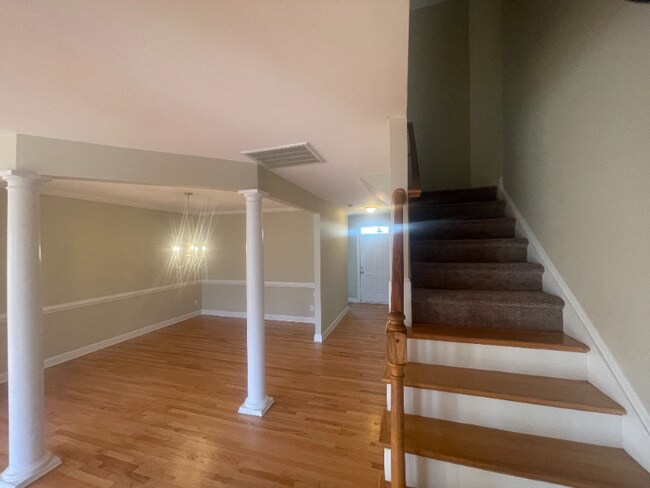 Building Photo - 121 Alden Village Ct