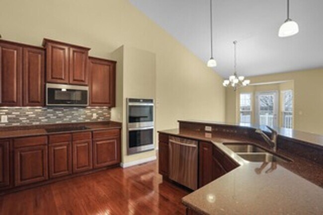 Building Photo - 6855 Kensington Dr