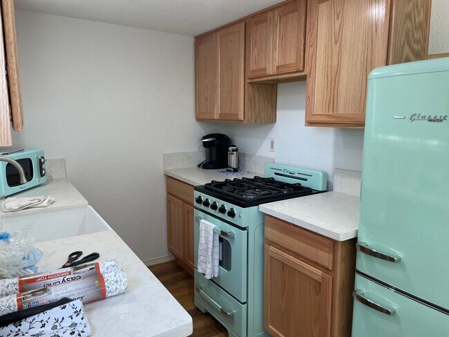 Foto del edificio - FULLY FURNISHED MONTH-MONTH RENTAL