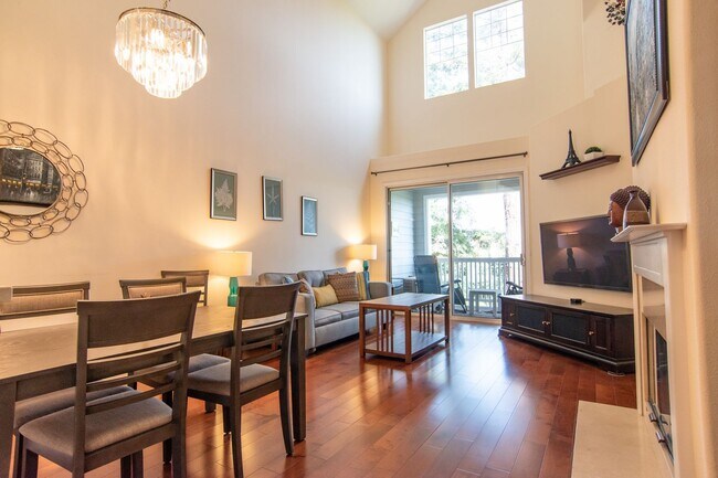 Foto del edificio - Light & Bright Top Floor Condo Near Apple ...