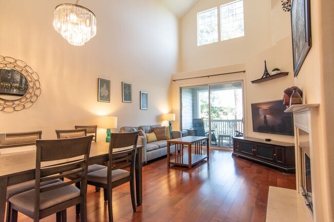 Building Photo - Light & Bright Top Floor Condo Near Apple ...