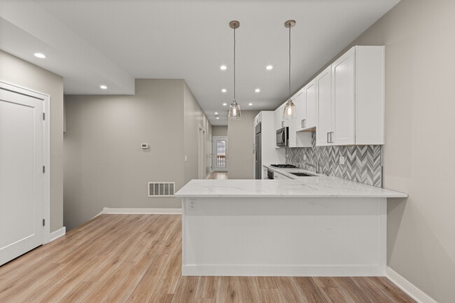 Building Photo - 3608 W Diversey Ave