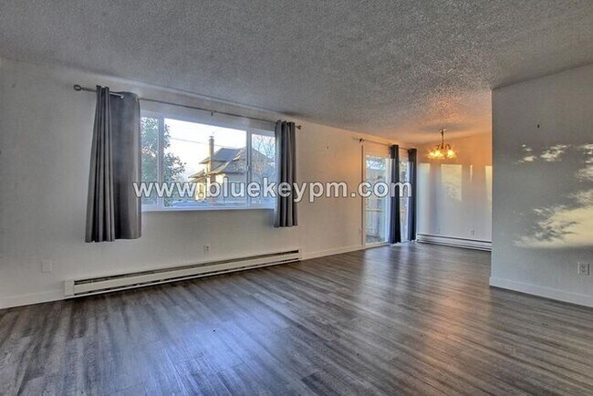 Foto del edificio - 2 Bed, 1 Bath Duplex with Fully Fenced Yard at SE Holgate Blvd and SE 70th Ave