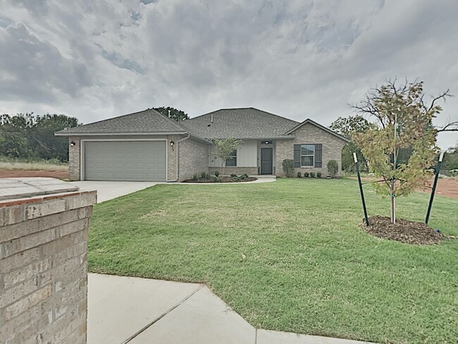 Building Photo - 4 Bedroom 2 Bath 2 Car Garage Home central...