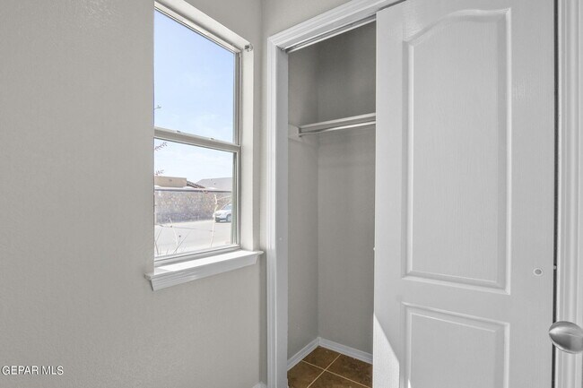 Building Photo - 2300 Glitter St