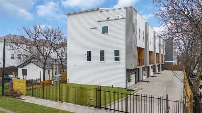 Foto del edificio - 710 Link Rd