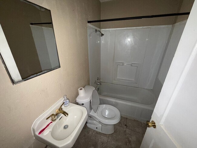 Building Photo - 3 bed 1 Bath Home