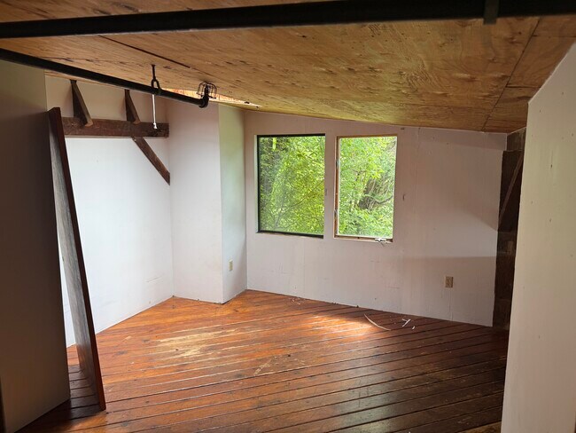 Parte de un amplio segundo dormitorio con mucho espacio de armario. - 1047 Danby Rd