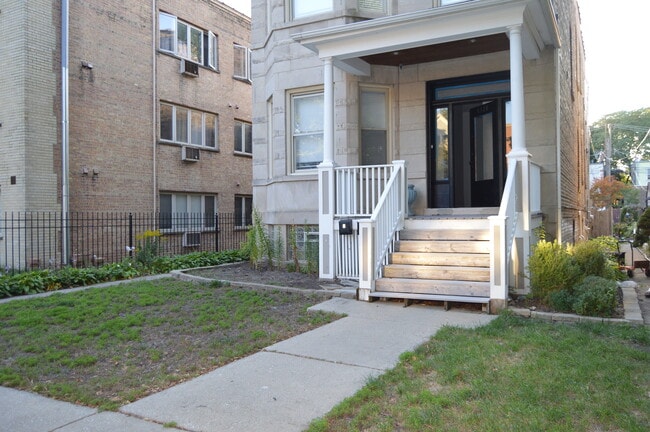 Building Photo - 6320 N Paulina St