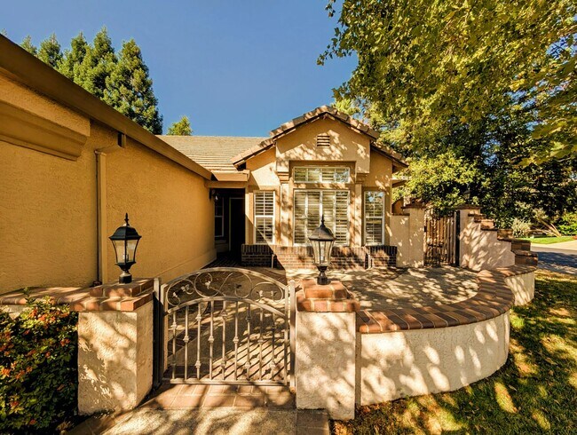 Foto del edificio - BEAUTIFUL SINGLE FAMILY HOME IN FOLSOM!