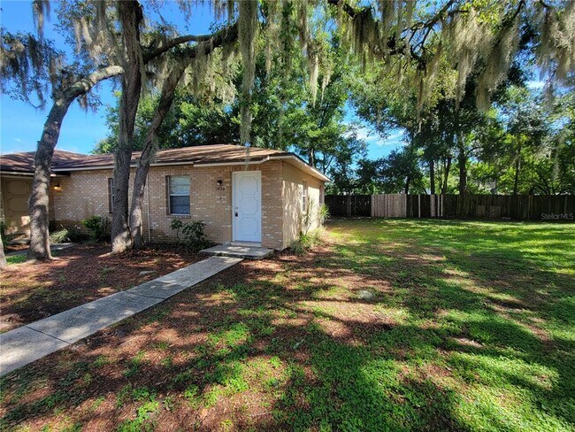 Building Photo - 1428 E Fern Rd