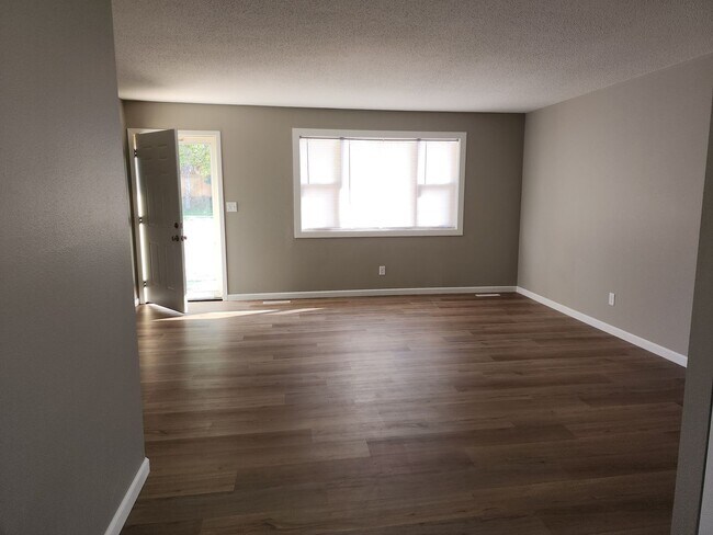 Foto del edificio - Four bedroom two bathroom house W/ double ...