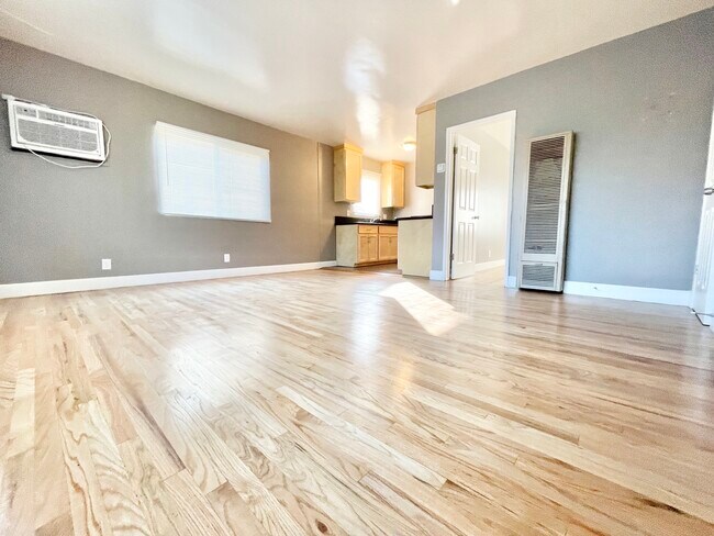 Foto del edificio - 6865 Fulton Ave