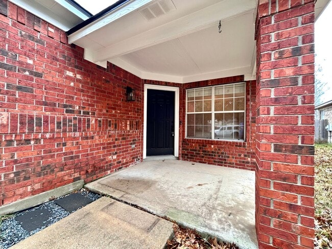 Building Photo - Move-In Ready 3/BR 2/BA Home Featuring Fireplace, Garage & Private Yard