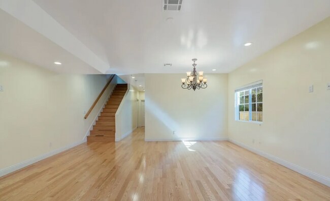 Building Photo - 2018 Hillcrest Dr
