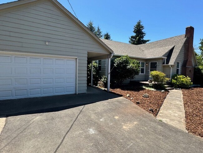 Foto del edificio - NEW TO MARKET, SINGLE LEVEL HOME, FULLY FE...