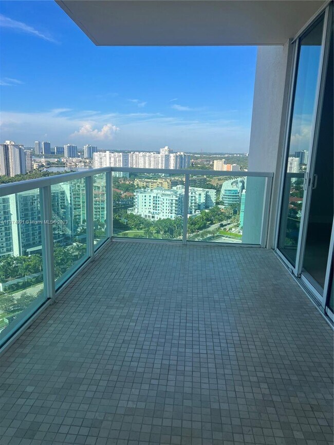 Foto del edificio - 3330 NE 190th St