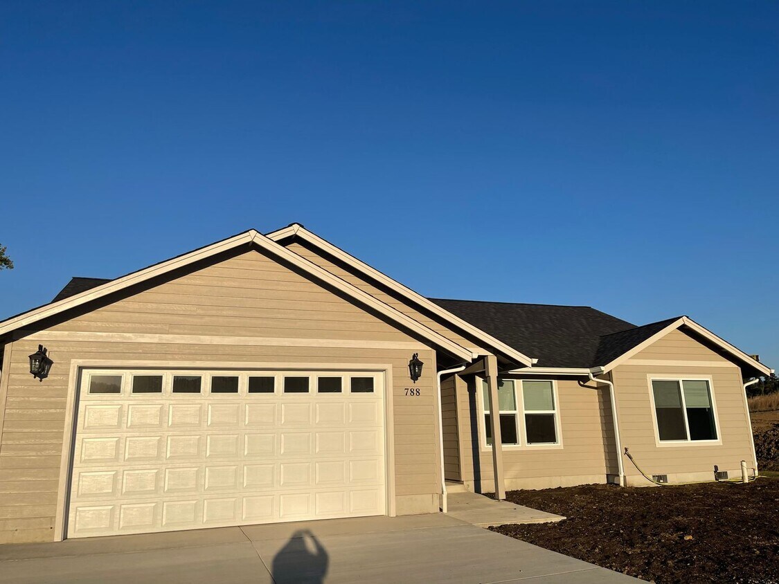 Foto principal - Newer 3 Bed 2 Bath Home In New Sutherlin D...