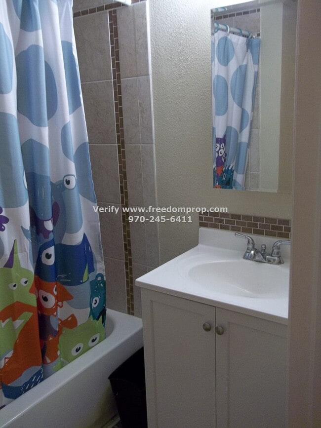 Building Photo - Larger home with convenient location - Col...