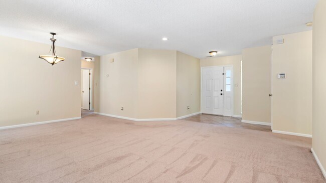 Building Photo - Foxcroft at Hunters Ridge