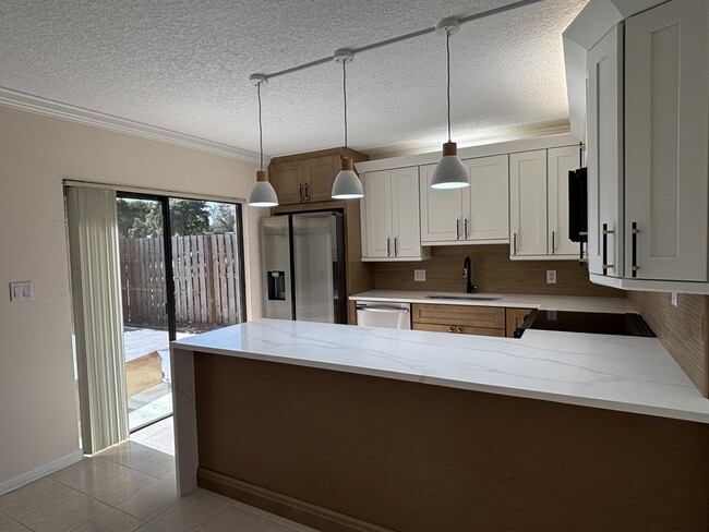 Building Photo - 1010 10th Ct