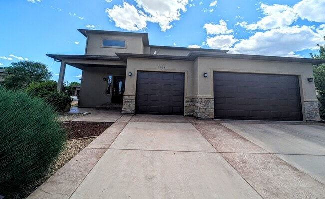 Building Photo - 2979 Fairway View Dr