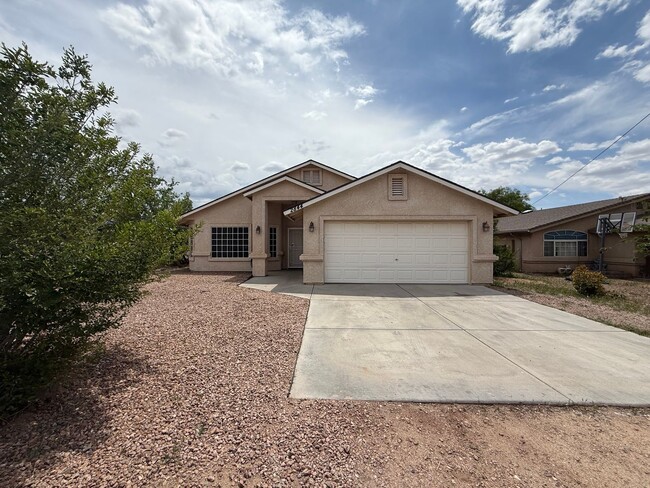 Building Photo - 3 Bedroom 2 Bathroom Home