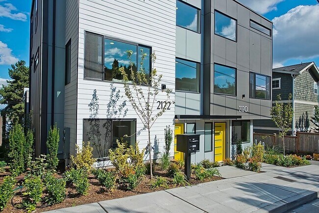 Building Photo - Queen Anne ~ Westlake Townhome