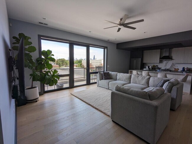Foto del edificio - 1523 N Western Ave