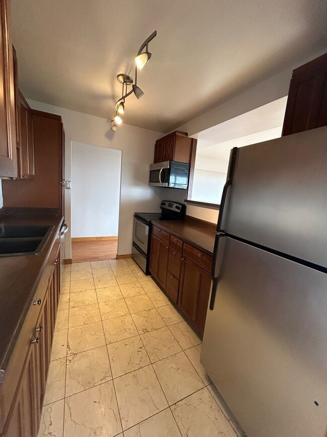 Building Photo - 4180 N Marine Dr