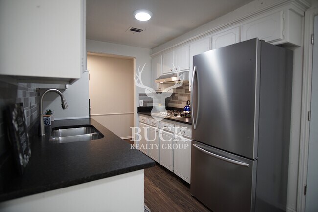 Building Photo - 1425 N Bradley Ave