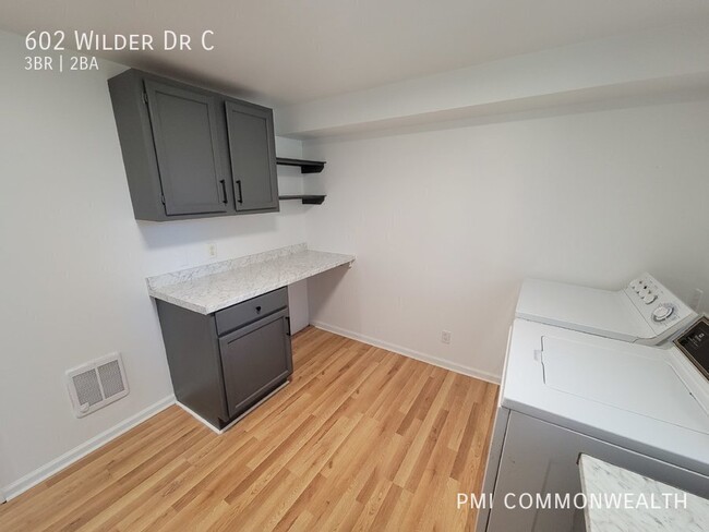 Building Photo - 3 Bed / 2 Bath Apartment (Available 4/10/25)