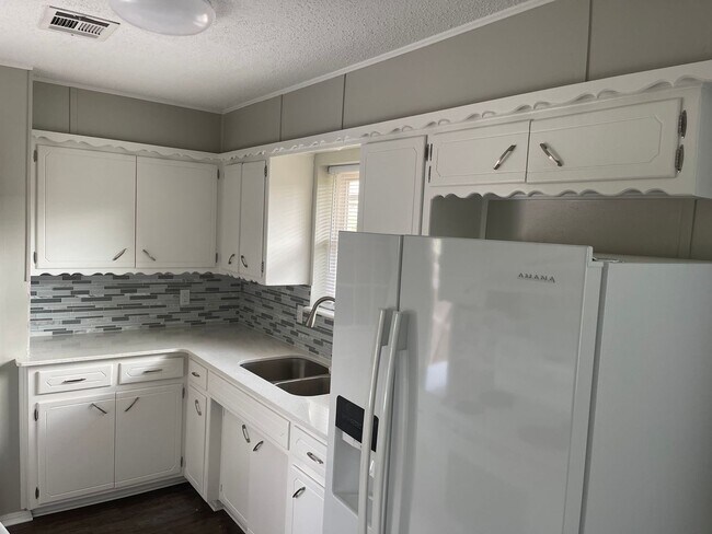 Foto del edificio - 3 bedroom PLUS floor plan! Newly Remodeled...