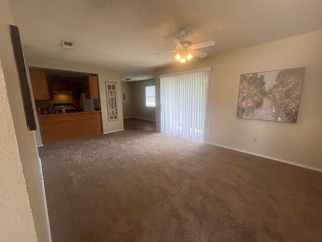 Building Photo - 2 bedroom Water included ! Must see!