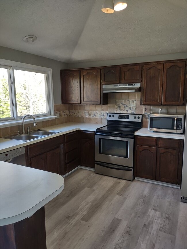 Building Photo - Beautiful 3 Bedroom 2 Bath Home