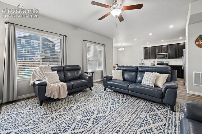 Foto del edificio - Beautiful 5 Bed + Office Home with 3-Car Garage in Desirable Lorson Ranch!
