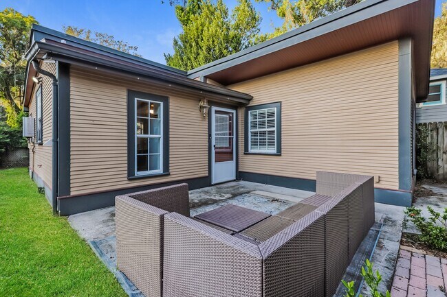 Building Photo - 927 E Shadowlawn Ave