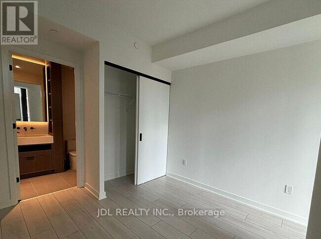 Photo du bâtiment - 55 Charles St E