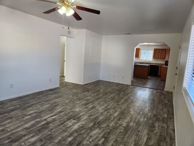 Foto del edificio - Adorable 2 bed / 2 Bath with large carport