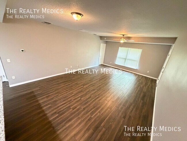 Building Photo - 2615 Fair Oaks Dr