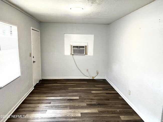 Foto del edificio - 1049 Glencarin St