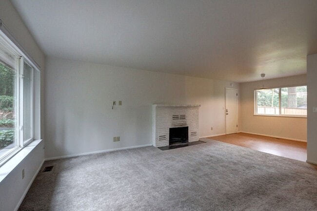 Building Photo - Classic Bellevue 3bd, 1.5ba Rambler Located in Perfect Enatai Location!