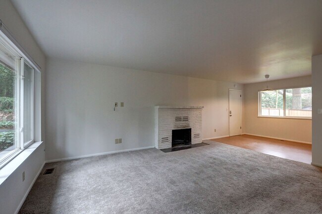 Foto del edificio - Classic Bellevue 3bd, 1.5ba Rambler Located in Perfect Enatai Location!